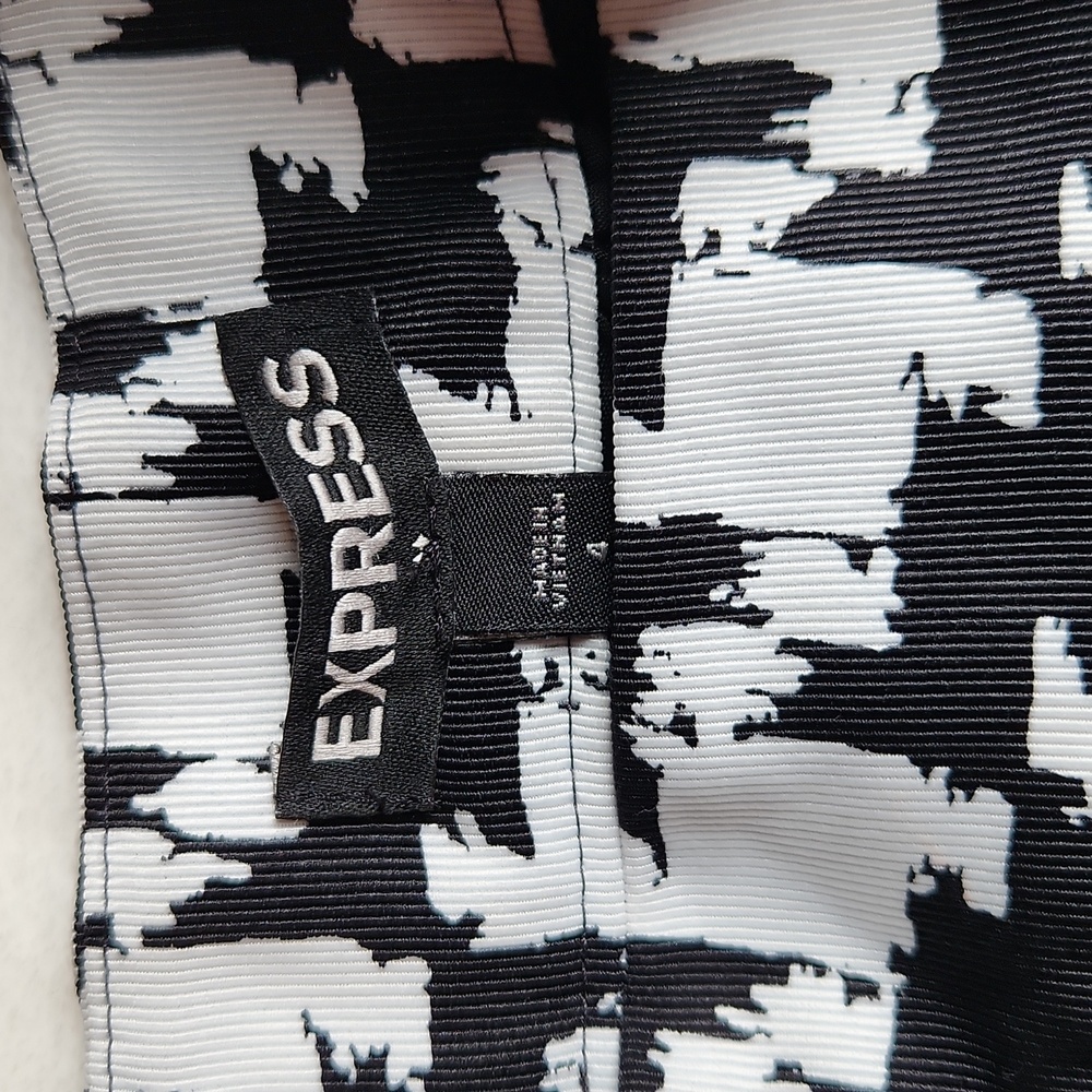 Express, Women's Flowy, Skater Skirt, Bell Style Skirt Sz 4 with Pockets - Picture 6 of 9